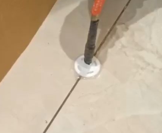马尾瓷砖空鼓维修公司专业解答瓷砖在铺贴过程中，如果没有涂抹均匀到位的粘结材料（如水泥砂浆或瓷砖胶），可能会导致以下问题