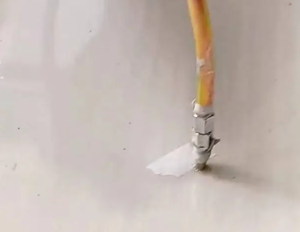 马尾瓷砖空鼓维修公司专业解答在瓷砖铺贴过程中，如果使用的砂料过粗（如全部使用了粗砂），可能会导致以下问题
